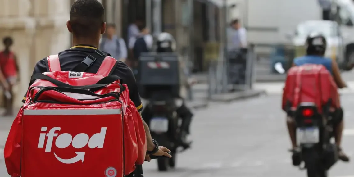 iFood e Mottu lançam parceria com descontos no aluguel de motos e prêmios para entregadores. Iniciativa promete reduzir custos, mas levanta discussões sobre direitos trabalhistas e segurança no trânsito.