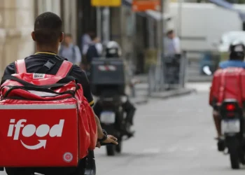 iFood e Mottu lançam parceria com descontos no aluguel de motos e prêmios para entregadores. Iniciativa promete reduzir custos, mas levanta discussões sobre direitos trabalhistas e segurança no trânsito.