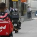 iFood e Mottu lançam parceria com descontos no aluguel de motos e prêmios para entregadores. Iniciativa promete reduzir custos, mas levanta discussões sobre direitos trabalhistas e segurança no trânsito.