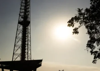 O Inmet alerta para baixa umidade do ar entre 12% e 20% em sete estados e no Distrito Federal, indicando risco de incêndios florestais e desconfortos à saúde. Recomendações incluem hidratação, evitar sol e umidificar ambientes.