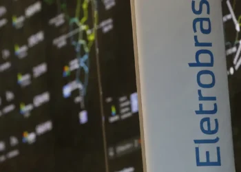 A Eletrobras registrou lucro líquido ajustado de R$ 1,469 bilhão no 2º trimestre de 2025, alta de 43% sobre 2024. Companhia vai distribuir R$ 4 bilhões em dividendos extras a mais de 240 mil acionistas.
