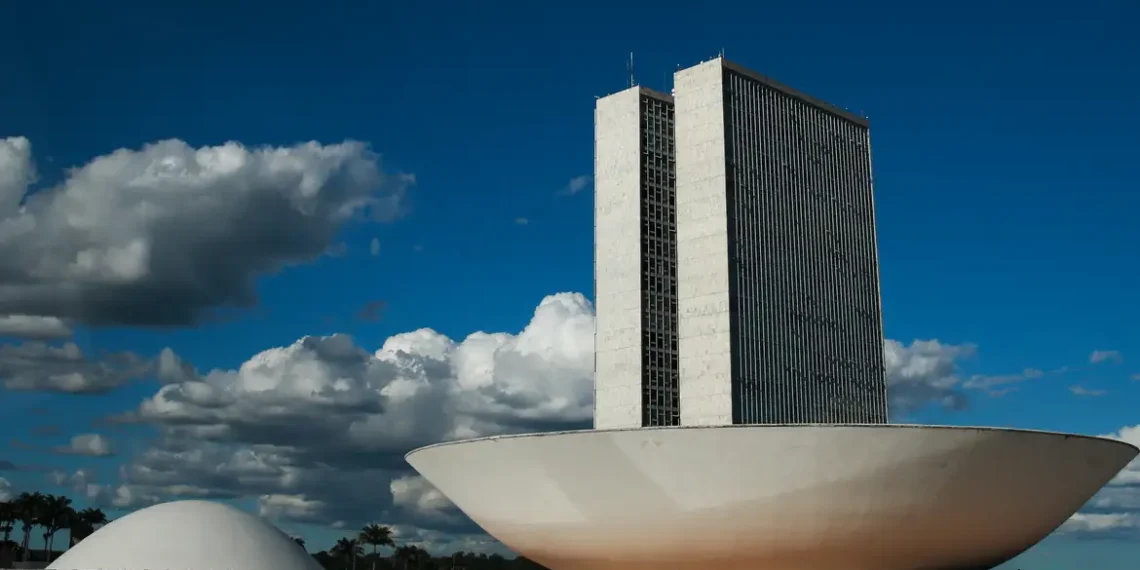 Câmara dos Deputados vota urgência do PL 2628, o “ECA Digital”, que cria regras para redes sociais protegerem crianças. Projeto tem apoio de 270 entidades, mas enfrenta críticas da oposição e de big techs.