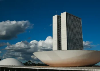 Câmara dos Deputados vota urgência do PL 2628, o “ECA Digital”, que cria regras para redes sociais protegerem crianças. Projeto tem apoio de 270 entidades, mas enfrenta críticas da oposição e de big techs.