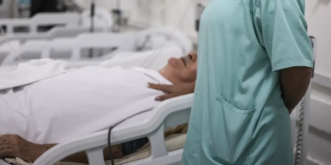 Pesquisa da Sociedade Brasileira de Infectologia mostra que 20% dos hospitais não ajustam corretamente antibióticos. Uso inadequado eleva risco de infecções resistentes e ameaça a saúde pública no Brasil.