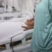 Pesquisa da Sociedade Brasileira de Infectologia mostra que 20% dos hospitais não ajustam corretamente antibióticos. Uso inadequado eleva risco de infecções resistentes e ameaça a saúde pública no Brasil.