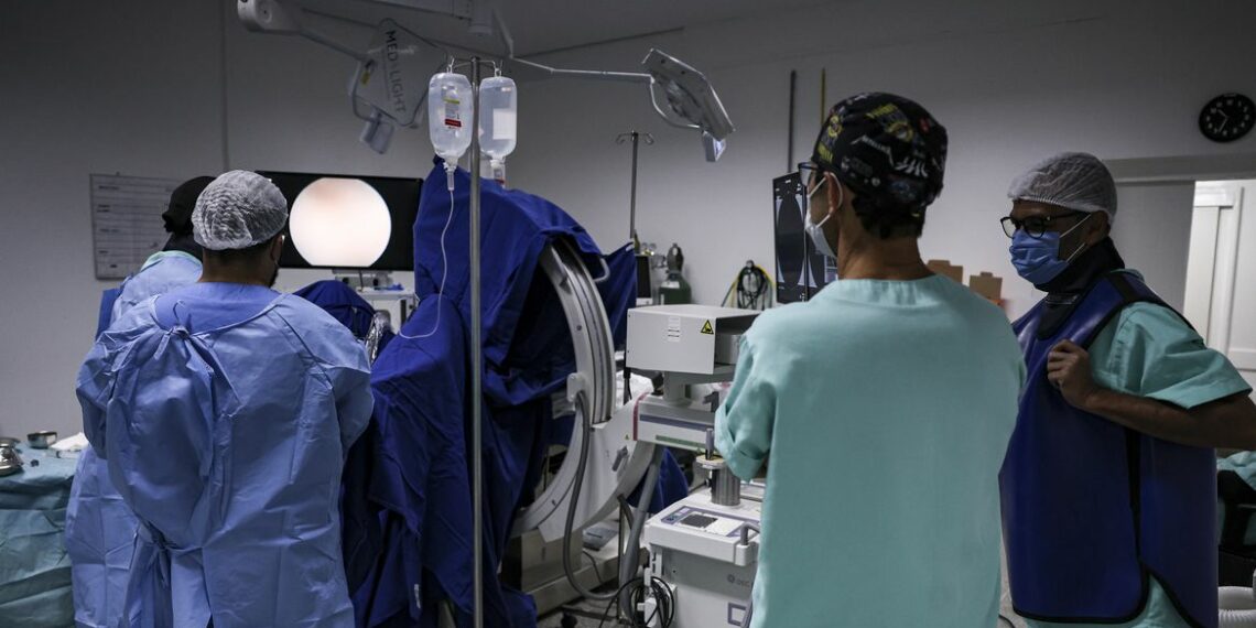 O Ministério da Saúde lança o Censo da Força de Trabalho em Saúde para identificar profissionais diretos e indiretos do SUS. A coleta de dados começa em julho de 2025 no DF e MS.