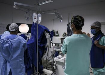 O Ministério da Saúde lança o Censo da Força de Trabalho em Saúde para identificar profissionais diretos e indiretos do SUS. A coleta de dados começa em julho de 2025 no DF e MS.