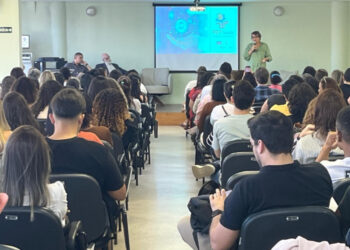 Vitória lança PET-Saúde, programa de integração ensino-serviço-comunidade com foco em saúde digital, capacitando 120 bolsistas da UFES e Semus para aprimorar serviços do SUS e atender melhor a população.