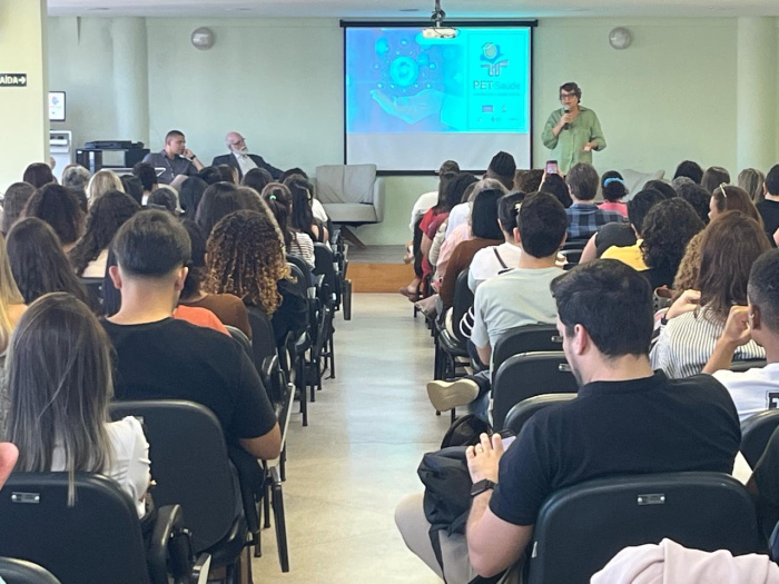 Vitória lança PET-Saúde, programa de integração ensino-serviço-comunidade com foco em saúde digital, capacitando 120 bolsistas da UFES e Semus para aprimorar serviços do SUS e atender melhor a população.
