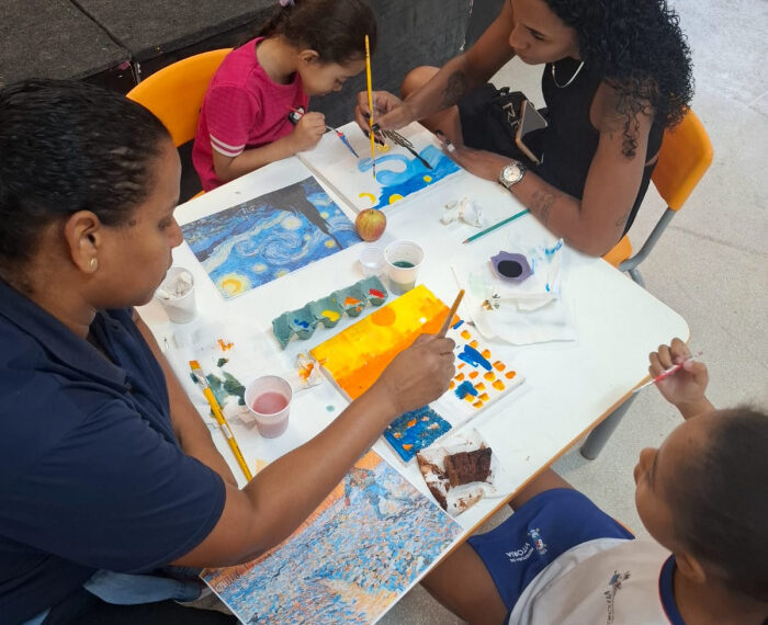 CMEI Sophia Musengny realiza oficina com releituras de Van Gogh, fortalecendo vínculos entre crianças e famílias em projeto sobre céu e natureza.