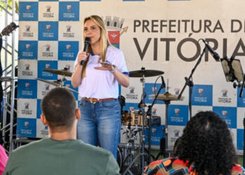 Prefeitura de Vitória assina ordem de serviço para construção de campo de grama sintética no Parque Mangue Seco, em Santa Martha. Obra terá padrão FIFA e deve ser entregue em até 90 dias.