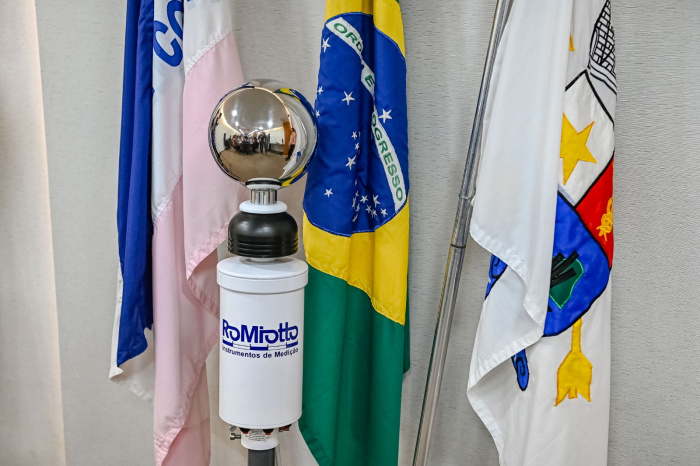 A Prefeitura de Vitória implantará o primeiro Centro de Monitoramento de Descargas Elétricas do Espírito Santo, com alcance de 40 km e alertas preventivos para tempestades e raios. A iniciativa busca proteger vidas e apoiar a gestão climática da cidade.