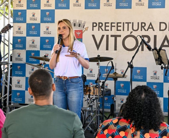 Prefeitura de Vitória assina ordem de serviço para construção de campo de grama sintética no Parque Mangue Seco, em Santa Martha. Obra terá padrão FIFA e deve ser entregue em até 90 dias.