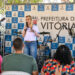 Prefeitura de Vitória assina ordem de serviço para construção de campo de grama sintética no Parque Mangue Seco, em Santa Martha. Obra terá padrão FIFA e deve ser entregue em até 90 dias.