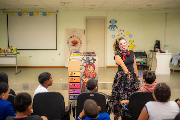 Projeto "Nau dos Mestres" chega à Rede Municipal de Vitória com laboratórios móveis e oficinas que unem ciência, criatividade e trabalho em equipe. A ação envolve dez escolas e promove inovação no ensino.