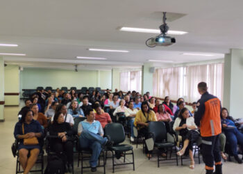 Agentes de Saúde de Vitória participaram de capacitação em primeiros socorros promovida na ETSUS com apoio do Corpo de Bombeiros. Atividade integra o curso técnico “Mais Saúde com Agente”.