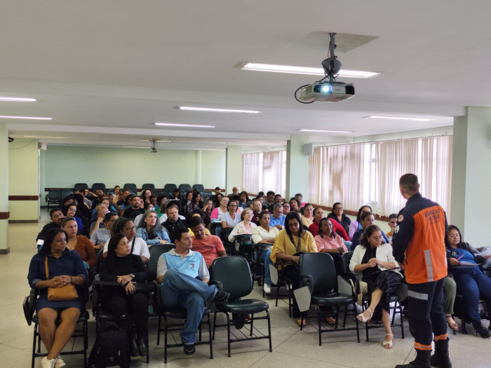 Agentes de Saúde de Vitória participaram de capacitação em primeiros socorros promovida na ETSUS com apoio do Corpo de Bombeiros. Atividade integra o curso técnico “Mais Saúde com Agente”.
