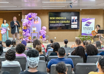 Cramsv comemora 19 anos em Vitória com evento marcado por partilhas emocionantes, palestras e reforço à rede de apoio às mulheres vítimas de violência. Celebração também homenageou a Lei Maria da Penha.