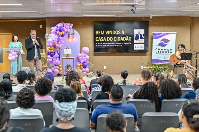 Cramsv comemora 19 anos em Vitória com evento marcado por partilhas emocionantes, palestras e reforço à rede de apoio às mulheres vítimas de violência. Celebração também homenageou a Lei Maria da Penha.