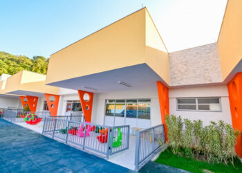 Vitória (ES) lidera ranking nacional de Educação Infantil com 72,2% de atendimento para crianças de 0 a 3 anos e 100% na pré-escola. Cidade também se destaca em alfabetização e tempo integral.
