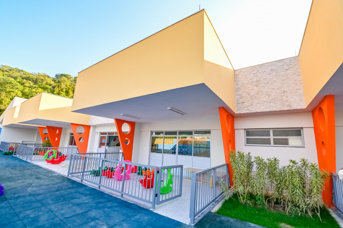 Vitória (ES) lidera ranking nacional de Educação Infantil com 72,2% de atendimento para crianças de 0 a 3 anos e 100% na pré-escola. Cidade também se destaca em alfabetização e tempo integral.