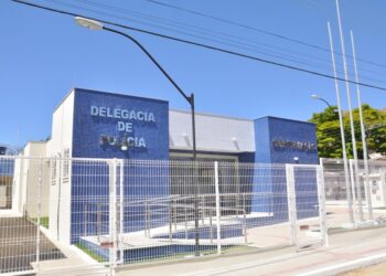 Polícia Civil do Espírito Santo prende suspeito de tentativa de homicídio em Anchieta. Homem teria atirado seis vezes contra vítima em disputa ligada a tráfico e questões pessoais.