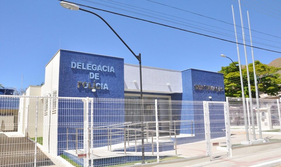 Polícia Civil do Espírito Santo prende suspeito de tentativa de homicídio em Anchieta. Homem teria atirado seis vezes contra vítima em disputa ligada a tráfico e questões pessoais.