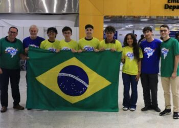O Brasil brilhou na 18ª Olimpíada Internacional de Astronomia e Astrofísica (IOAA) 2025, em Mumbai, conquistando quatro medalhas e prêmios especiais. Estudantes de ensino médio mostraram excelência em provas teóricas, de dados e observação do céu.