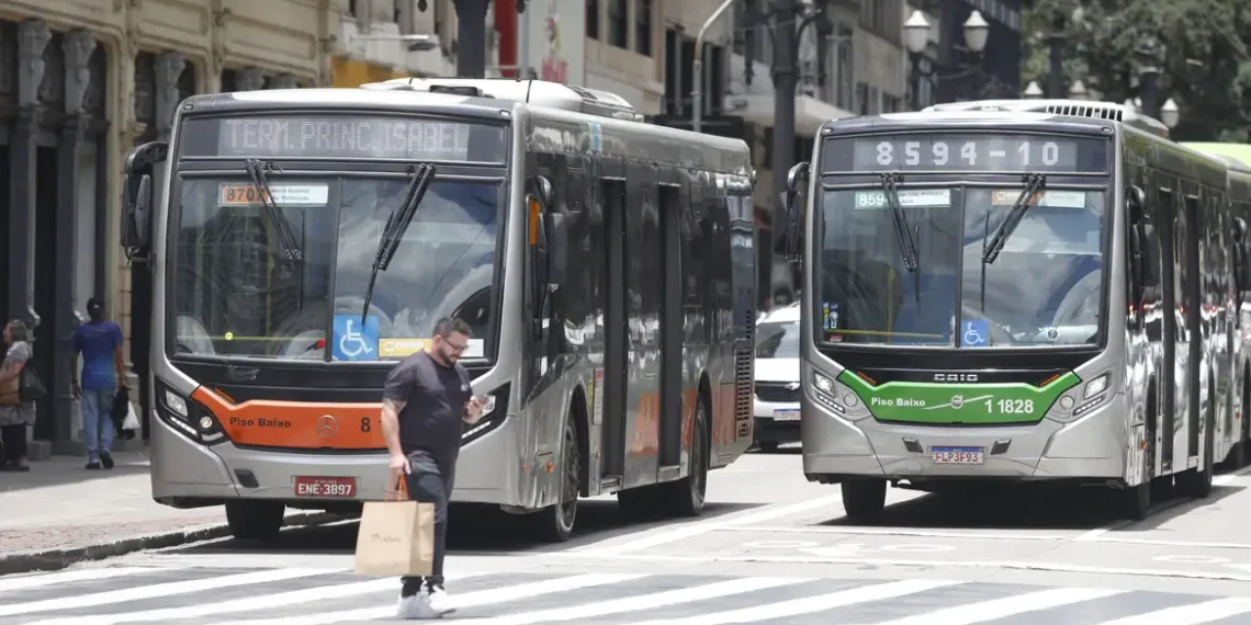 Setor de serviços registra crescimento de 0,3% em junho, quinto mês seguido de alta, e atinge recorde desde 2011. Transportes lideram desempenho, segundo IBGE.