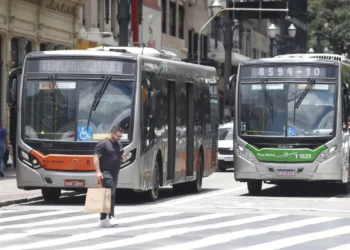 Setor de serviços registra crescimento de 0,3% em junho, quinto mês seguido de alta, e atinge recorde desde 2011. Transportes lideram desempenho, segundo IBGE.