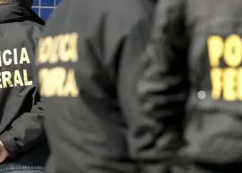 Polícia Federal prende líderes de organização criminosa que usava passageiros como “mulas” no Aeroporto de Guarulhos. Operação Mula D’Ouro II identificou esquema de tráfico internacional de drogas e envolvimento de advogado.
