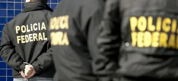 Polícia Federal prende líderes de organização criminosa que usava passageiros como “mulas” no Aeroporto de Guarulhos. Operação Mula D’Ouro II identificou esquema de tráfico internacional de drogas e envolvimento de advogado.