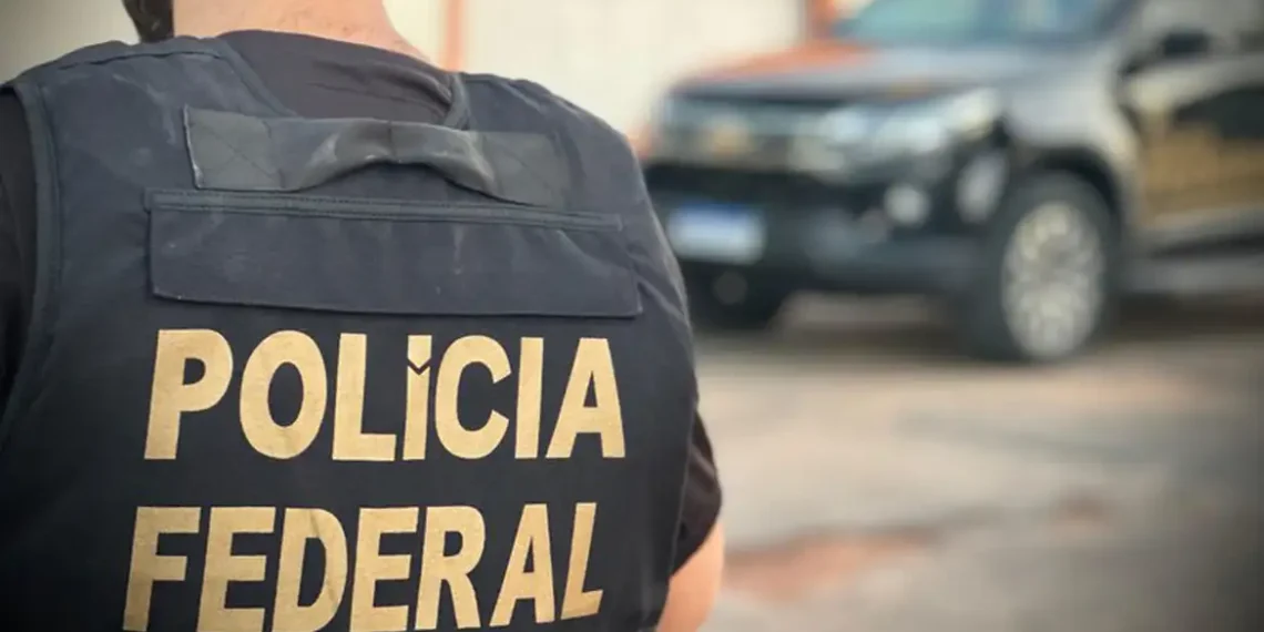 A Polícia Federal deflagrou a Operação Recupera para combater um esquema de fraudes milionárias contra o INSS, envolvendo funcionários e ex-funcionários da Caixa. Mandados de busca e bloqueio de bens foram cumpridos no RJ e SC.