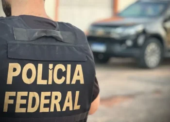 A Polícia Federal deflagrou a Operação Recupera para combater um esquema de fraudes milionárias contra o INSS, envolvendo funcionários e ex-funcionários da Caixa. Mandados de busca e bloqueio de bens foram cumpridos no RJ e SC.