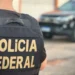 A Polícia Federal deflagrou a Operação Recupera para combater um esquema de fraudes milionárias contra o INSS, envolvendo funcionários e ex-funcionários da Caixa. Mandados de busca e bloqueio de bens foram cumpridos no RJ e SC.