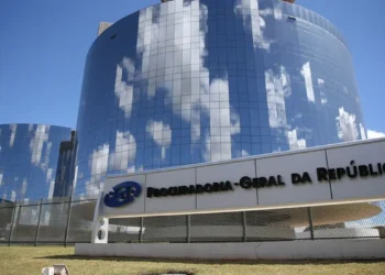A Procuradoria-Geral da República defendeu o reforço de policiamento em torno da casa de Jair Bolsonaro, em Brasília. O ex-presidente cumpre prisão domiciliar e será julgado em setembro pelo STF.