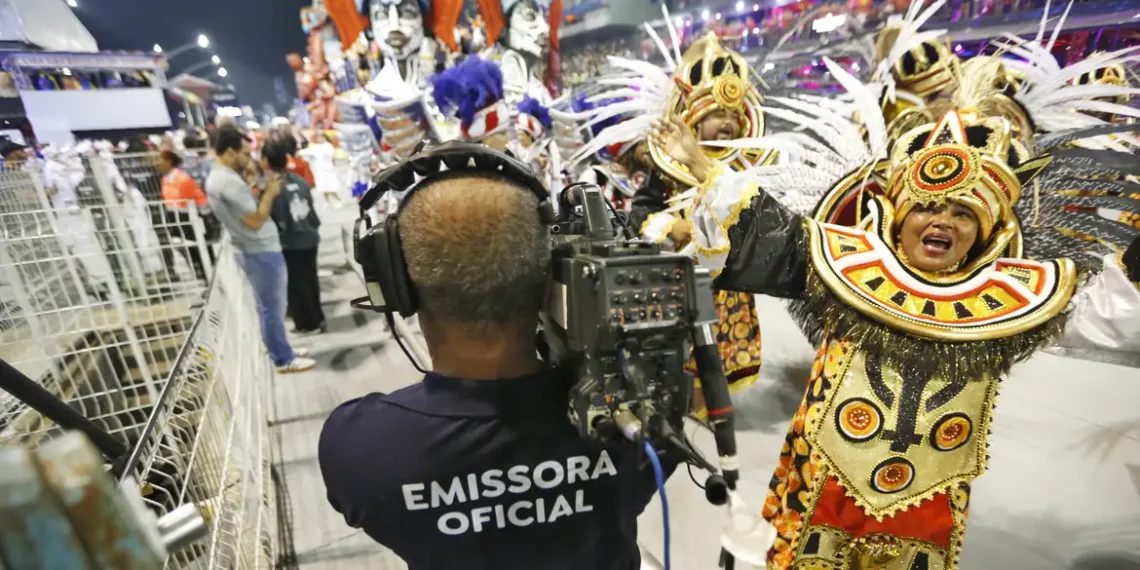 O presidente Lula sancionou leis que reconhecem o Carnaval do Rio como manifestação da cultura nacional e instituem o Dia Nacional da Axé-Music, reforçando a importância da cultura brasileira como vetor de desenvolvimento.