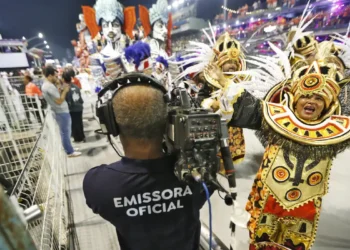 O presidente Lula sancionou leis que reconhecem o Carnaval do Rio como manifestação da cultura nacional e instituem o Dia Nacional da Axé-Music, reforçando a importância da cultura brasileira como vetor de desenvolvimento.
