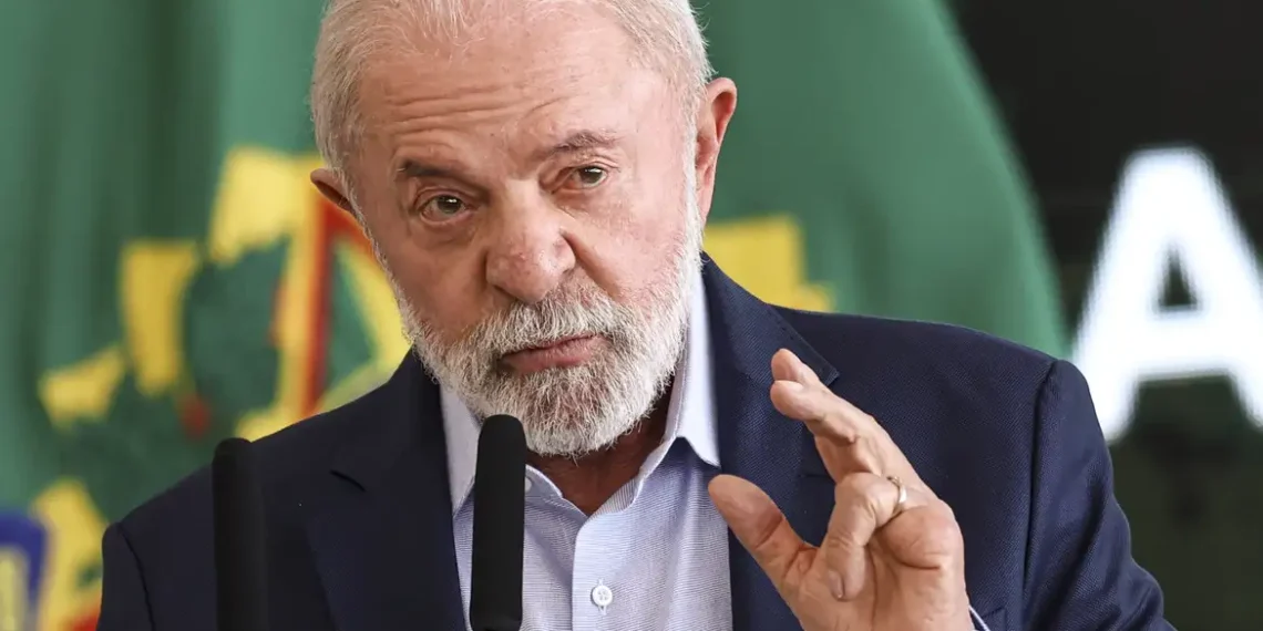 Lula e Alckmin discutem nesta segunda (11) plano para socorrer setores afetados pelas tarifas de 50% dos EUA sobre exportações brasileiras. Medidas devem ser anunciadas até terça-feira.