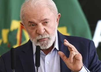 Lula e Alckmin discutem nesta segunda (11) plano para socorrer setores afetados pelas tarifas de 50% dos EUA sobre exportações brasileiras. Medidas devem ser anunciadas até terça-feira.