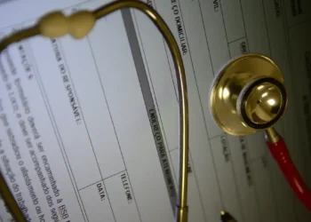 A ANS determinou que planos de saúde ofereçam implante contraceptivo hormonal e radioterapia IMRT para câncer anal na cobertura obrigatória a partir de setembro. Saiba os detalhes.