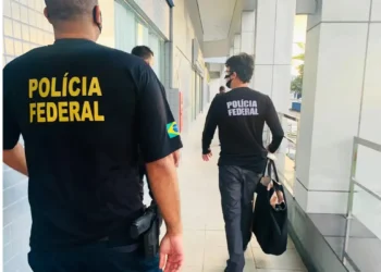 PF cumpre 6 dos 14 mandados em megaoperações contra lavagem de dinheiro em combustíveis. Oito suspeitos seguem foragidos no Paraná.