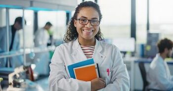 O AfirmaSUS oferece 1.600 bolsas de até R$ 1 mil a estudantes de ações afirmativas em universidades públicas, fortalecendo projetos de ensino, pesquisa e extensão no SUS com foco em diversidade e inclusão.