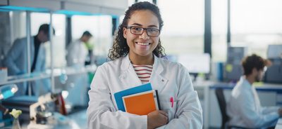 O AfirmaSUS oferece 1.600 bolsas de até R$ 1 mil a estudantes de ações afirmativas em universidades públicas, fortalecendo projetos de ensino, pesquisa e extensão no SUS com foco em diversidade e inclusão.
