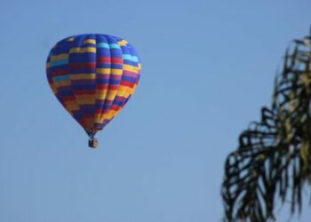 Anac certifica a Rubic Balões, primeira empresa de balonismo autorizada no Brasil para voos comerciais e experimentais. Medida fortalece segurança e regulamentação do setor.