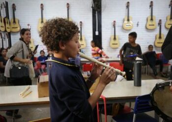 MEC lança curso gratuito de 120h para 150 mil profissionais da educação, voltado à formação em relações étnico-raciais e educação escolar quilombola. A iniciativa valoriza culturas afro-brasileiras e quilombolas.