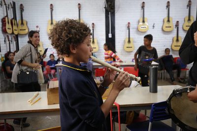 MEC lança curso gratuito de 120h para 150 mil profissionais da educação, voltado à formação em relações étnico-raciais e educação escolar quilombola. A iniciativa valoriza culturas afro-brasileiras e quilombolas.