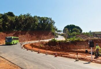 Novo PAC Seleções 2025 destina R$ 9,78 bilhões para mobilidade urbana. Serão 29 obras e renovação de frotas com ônibus elétricos, BRTs, VLTs e metrôs em várias cidades do Brasil.