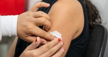 Brasil alcança mais de 82% de cobertura vacinal contra HPV entre meninas e 67% entre meninos. Ministério da Saúde aposta em dose única e ações em escolas para ampliar a proteção.
