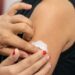 Brasil alcança mais de 82% de cobertura vacinal contra HPV entre meninas e 67% entre meninos. Ministério da Saúde aposta em dose única e ações em escolas para ampliar a proteção.
